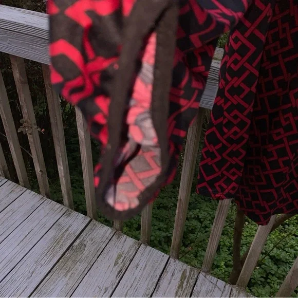 New Directions Geometric Patterned Women's Top - Black and Red Size 3X - Picture 7 of 7